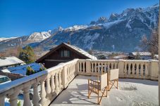 Superbes vues d'hiver depuis le balcon de l'appartement