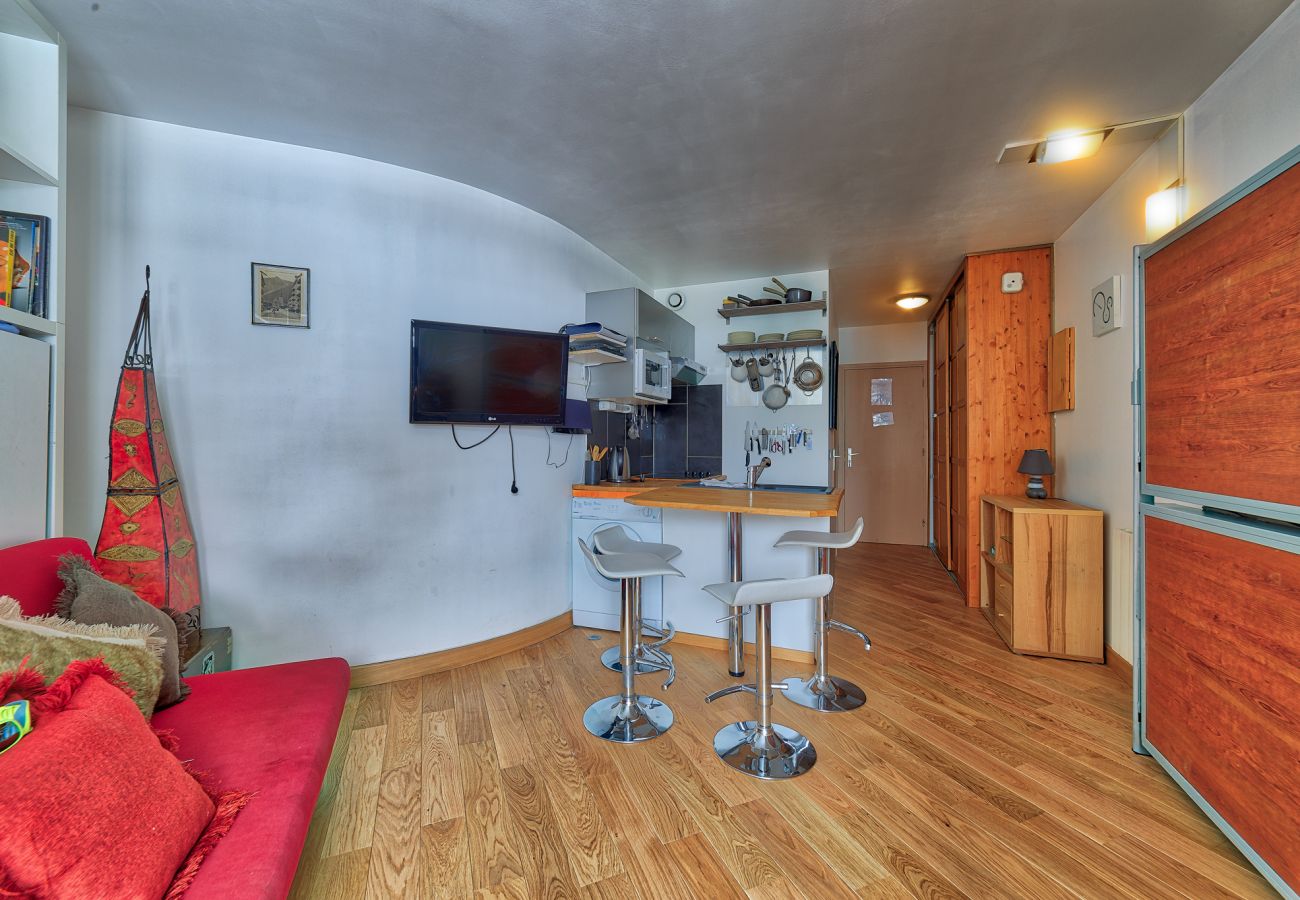 Salle de séjour studio moderne à Chamonix sud Salle de séjour moderne et spacieuse