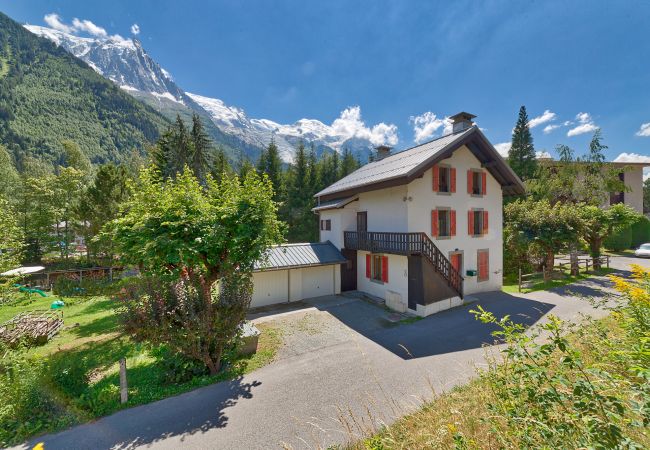 L'extérieur d'appartement et les vues sur les montagnes