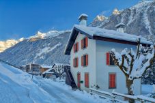 L'extérieur d'appartement et les vues sur les montagnes