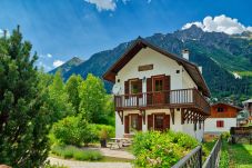 Extérieur d'un magnifique chalet et des montagnes environnantes