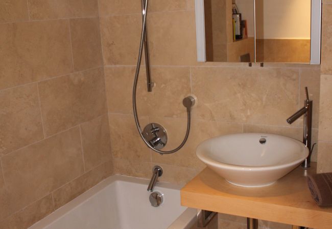 Modern bathroom Spacious family bathroom