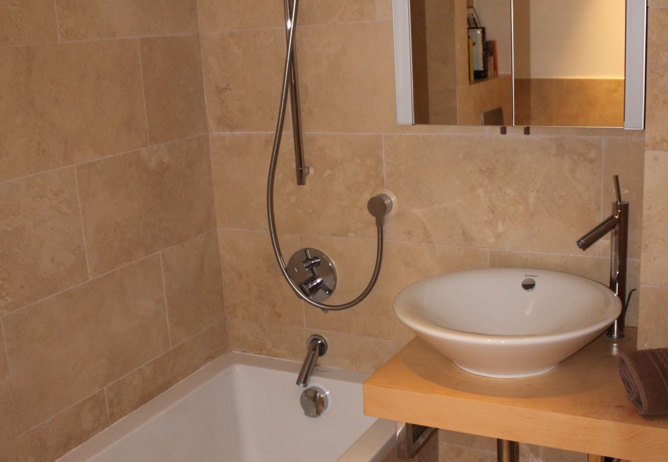 Modern bathroom Spacious family bathroom