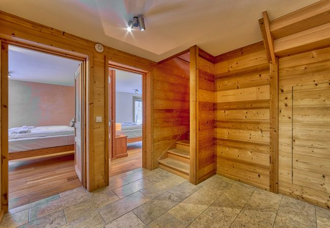 Hallway chalet les Houches Large alpine hallway space