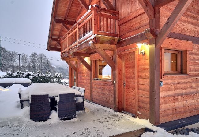 Luxury chalet les Houches Outdoor seating area and balcony
