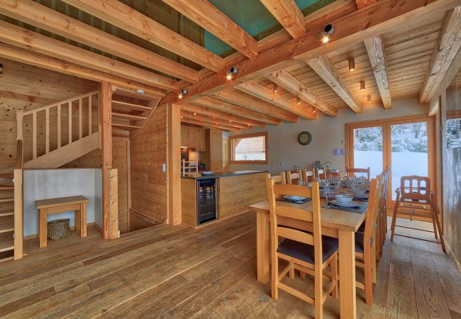 Open plan dining space Chalet les Houches Large and spacious dining and kitchen area