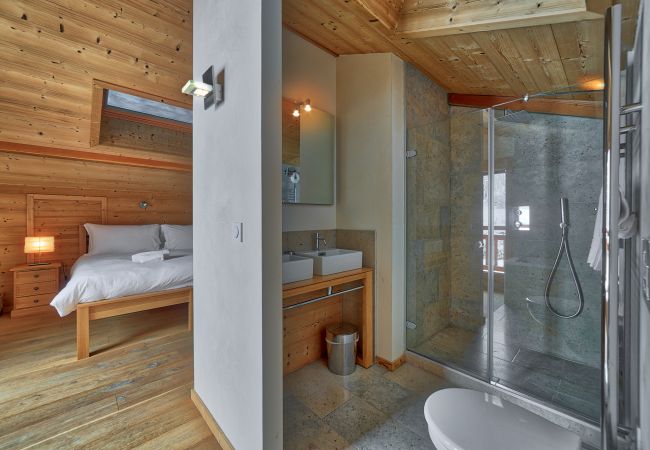 Double bedroom ensuite Large double bedroom with modern ensuite