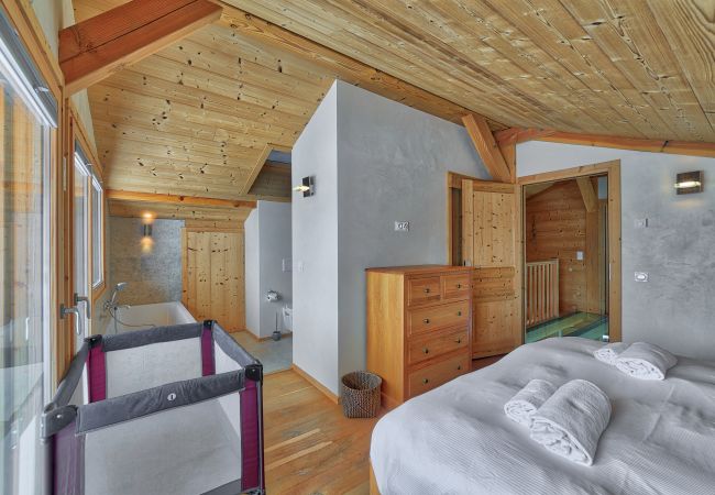 Luxury double bedroom Chalet les Houches Large spacious and comfortable double bedroom ensuite