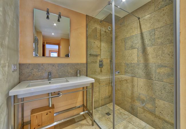 Chalet Les Houches bathroom Modern luxury bathroom