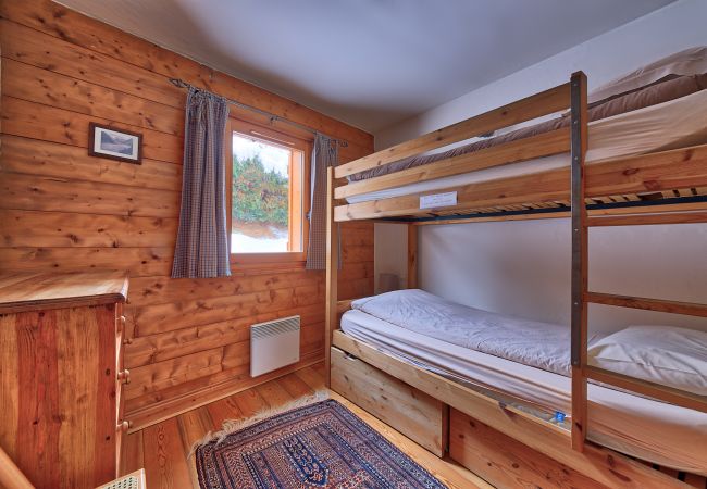 Cosy alpine style bunk bedroom