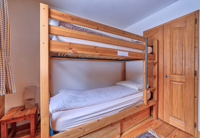 Cosy alpine style bunk bedroom