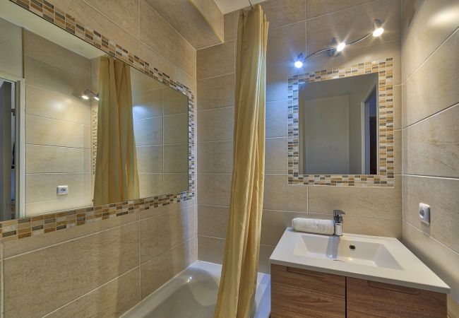 Chamonix studio bathroom Modern studio bathroom