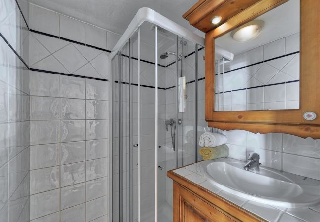 Chamonix apartment bathroom Large modern bathroom