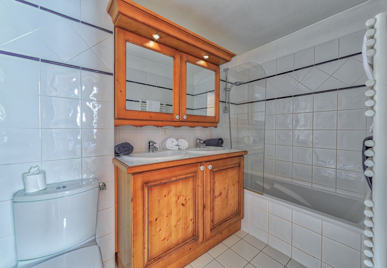 Chamonix apartment bathroom Large modern bathroom