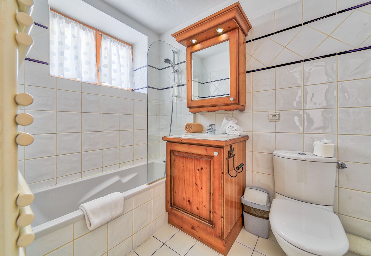 Chamonix apartment bathroom Large modern bathroom