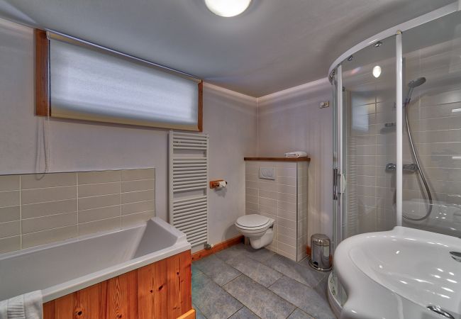 Family bathroom les Houches chalet Large family bathroom
