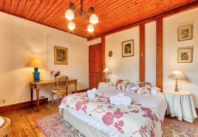 Chamonix chalet large double bedroom Large cozy double bedroom