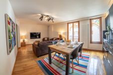 Beautiful and modern open plan living and dining room